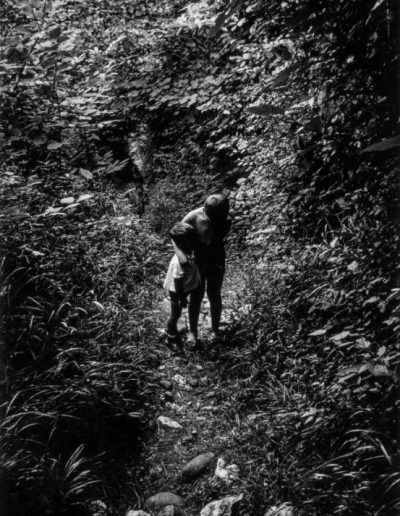 Niños en el camino Sobrepiedra. Asturias, 1968<br/>Gelatina de plata / Silver Gelatin