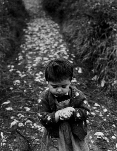 Nena en el camino, 1957<br/>Gelatina de plata / Silver Gelatin