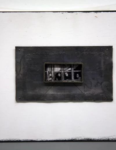 Caja 7<br/>Collage fotográfico montado en caja de hierro y plomo / Photo collage mounted on iron and lead box.