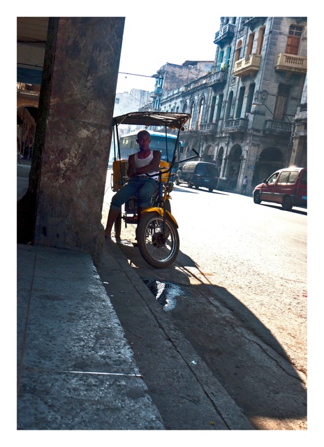 Cuba Esperando. Ride en Simon Bolivar<br/>Fotografía. Impresión digital con tintas de pigmentos / Photograph. Pigment inkjet print