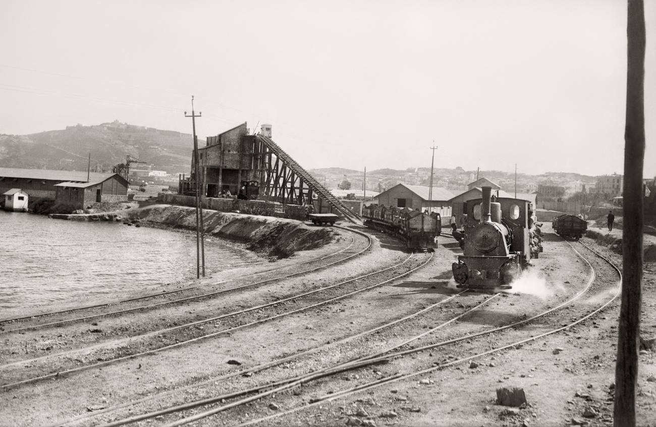 Bartolomé Ros y Ros. Fábrica de bloques prefabricados y locomotora de transporte de materiales, ceuta, 1925<br/>