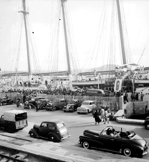 Bartolomé Ros Amador. EL Buque escuela Juan Sebastián Elcano atracado en el puerto de Tánger, 1950<br/>