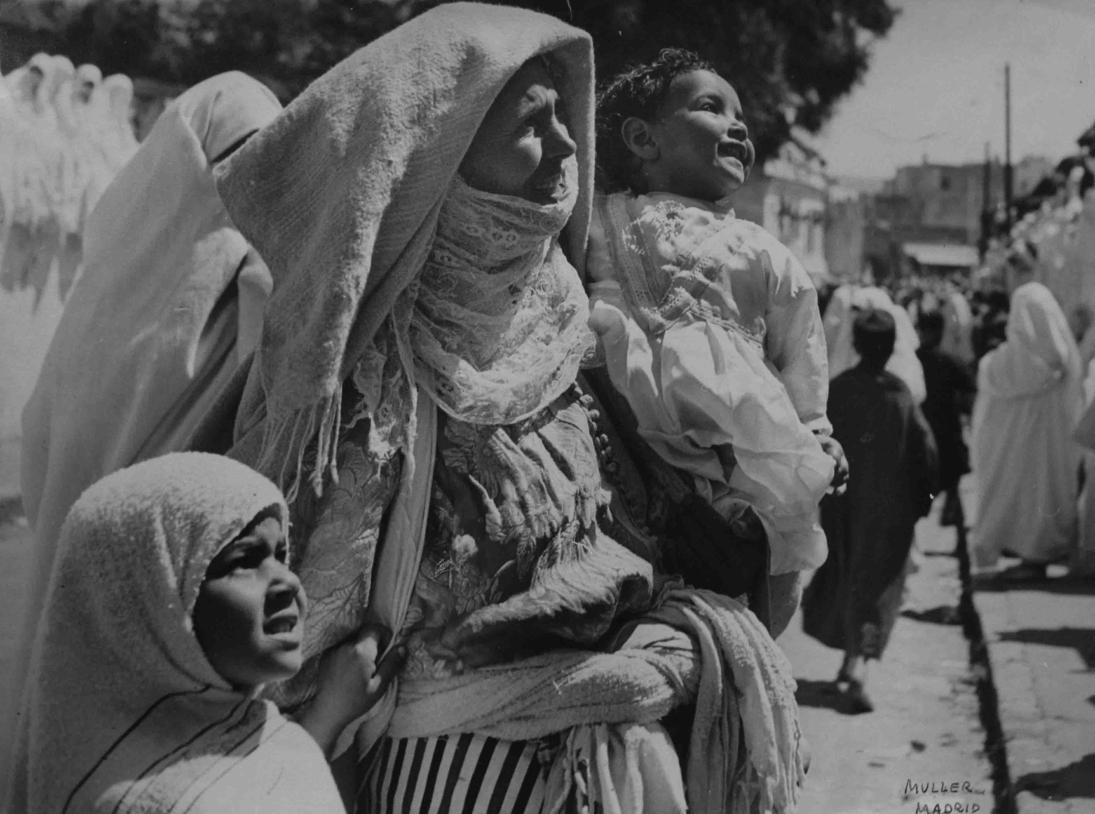 Madre con niños, Marruecos, 1942<br/>Gelatina de plata / Silver Gelatin