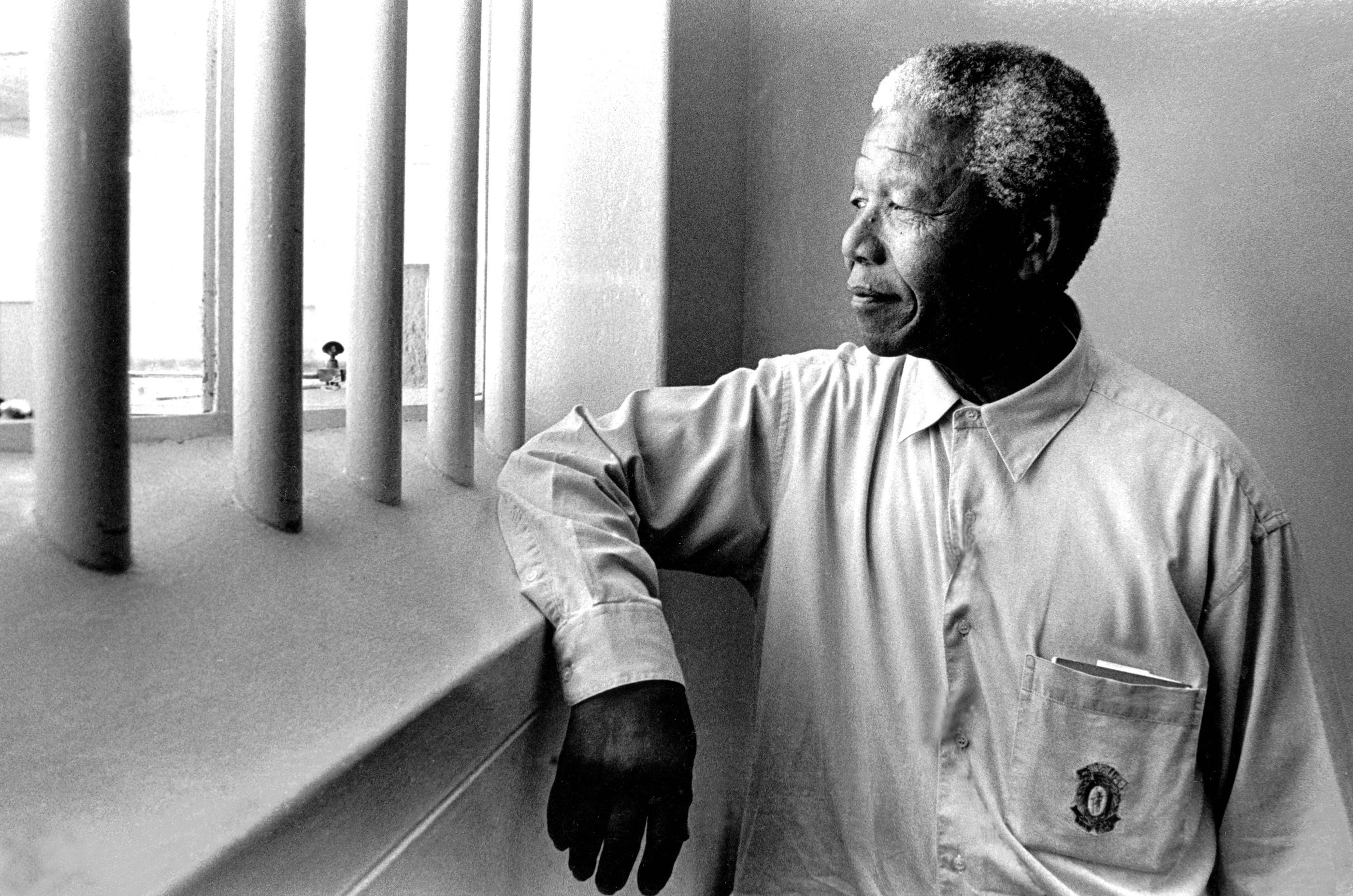 Mandela revisits his cell on Robben Island, 1994<br/>Gelatina de plata / Silver gelatin