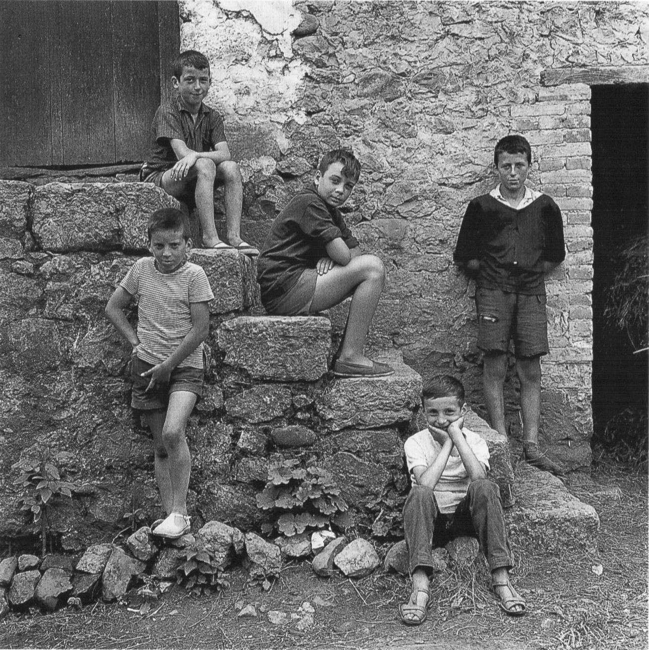 Gabriel Cualladó. Niños en la escalera. Asturias, 1964<br/>