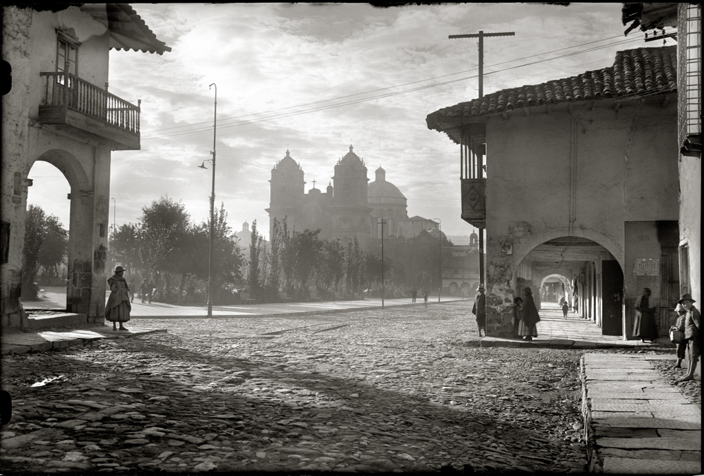 Amanecer en la plaza de Armas, 1925<br/>