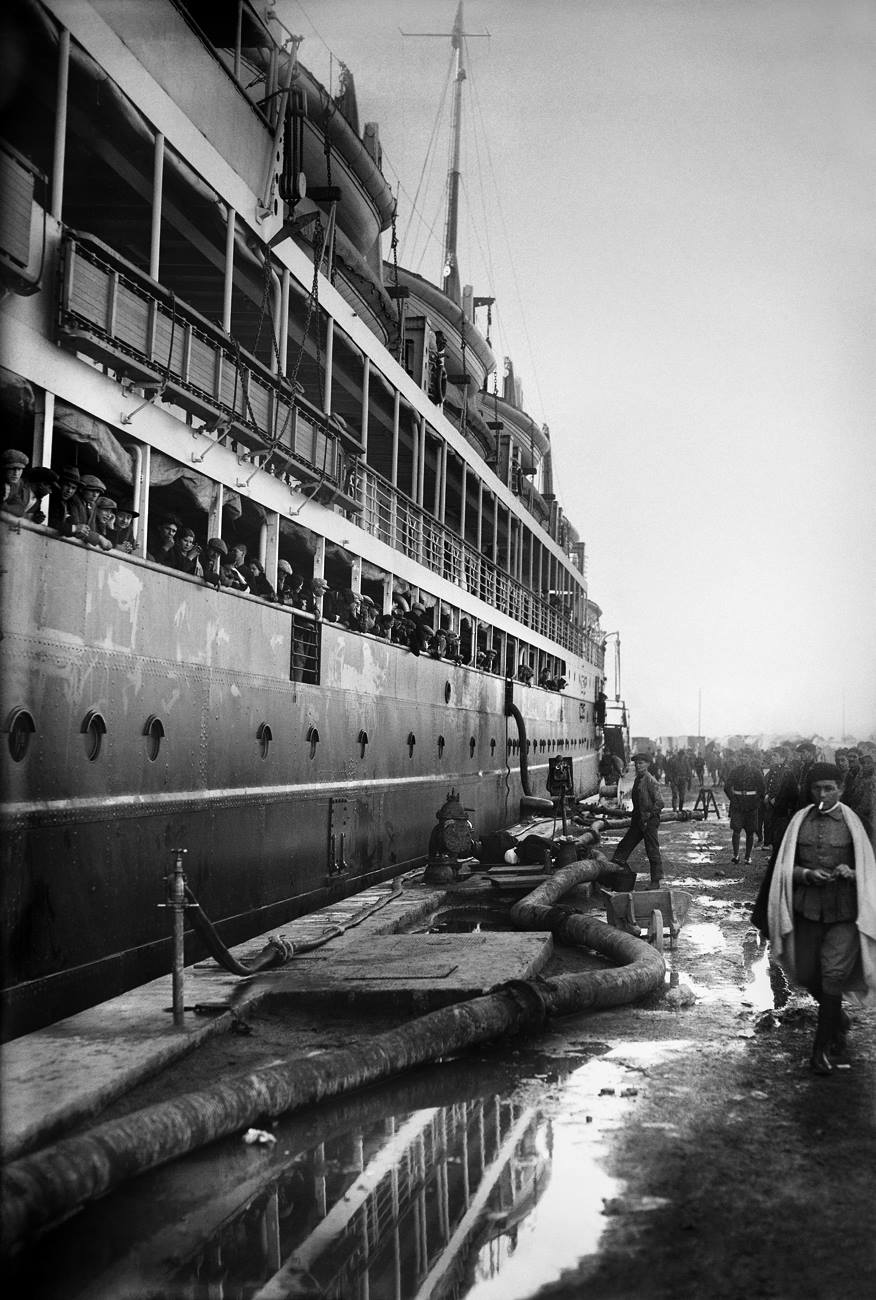 Bartolomé Ros y Ros. Trasatlántico atracado en el Muelle España, Puerto de Ceuta, 1925<br/>