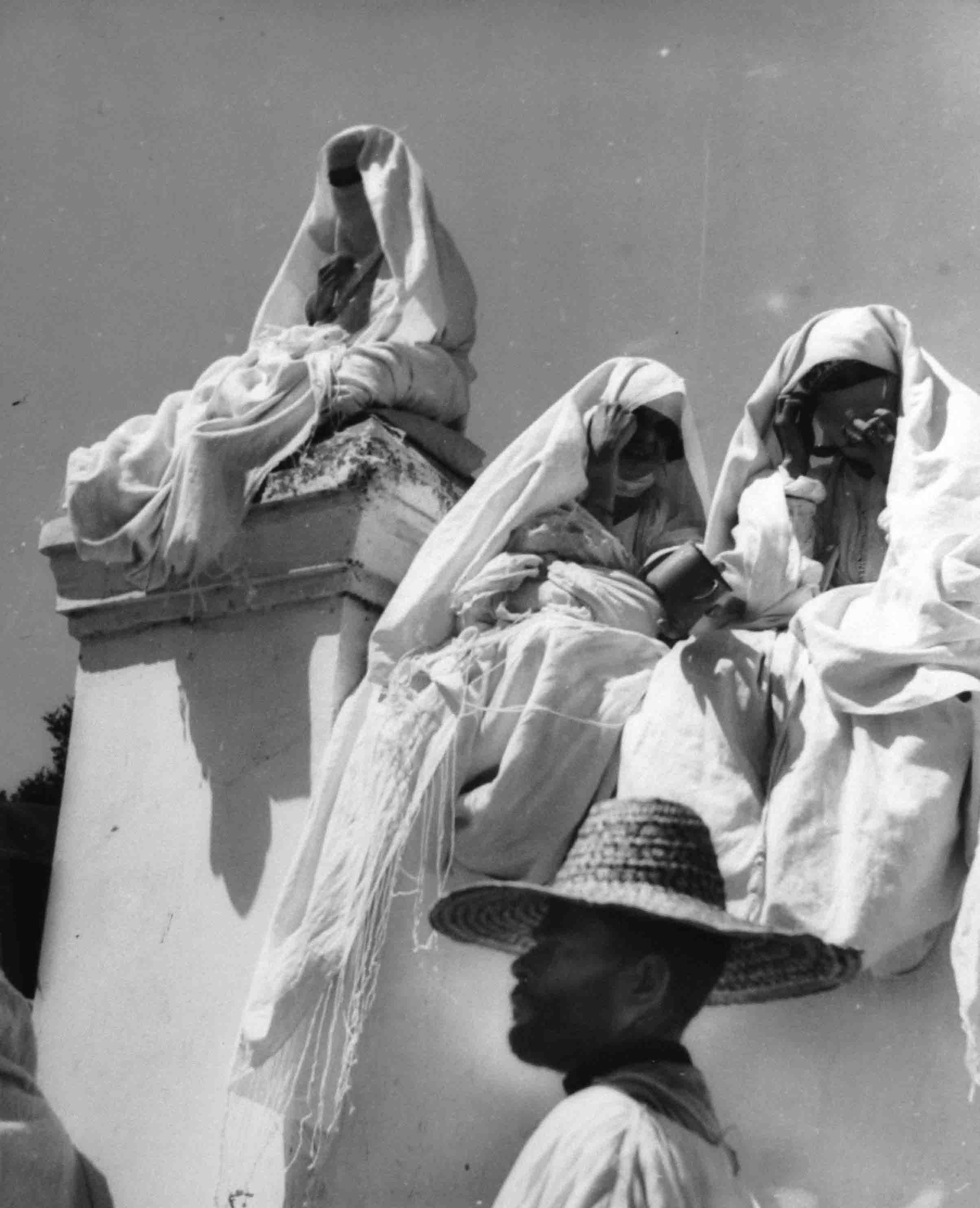 Mujeres y hombre con sombrero. Marruecos, 1942<br/>Gelatina de plata / Silver gelatin print