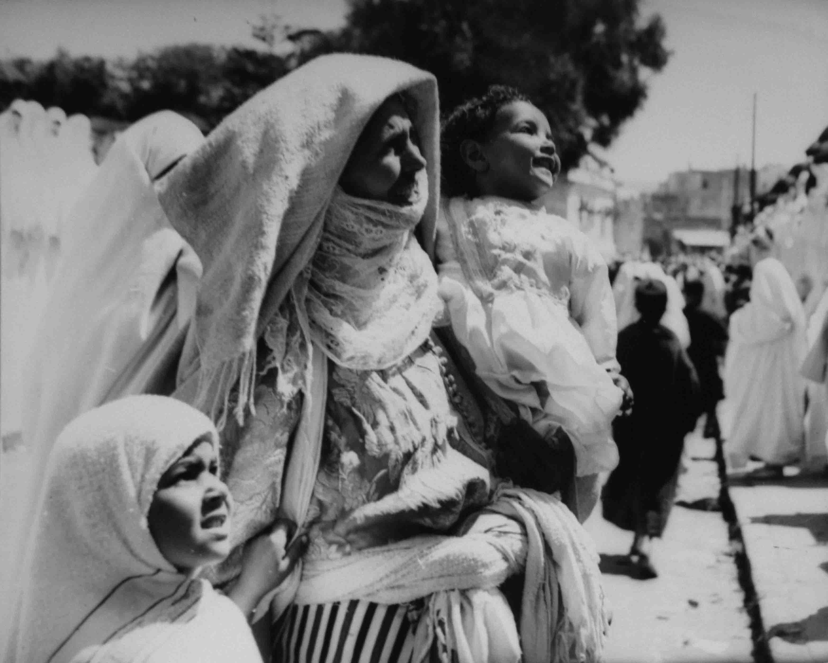 Madre con niños. Marruecos, 1944<br/>Gelatina de plata / Silver gelatin print
