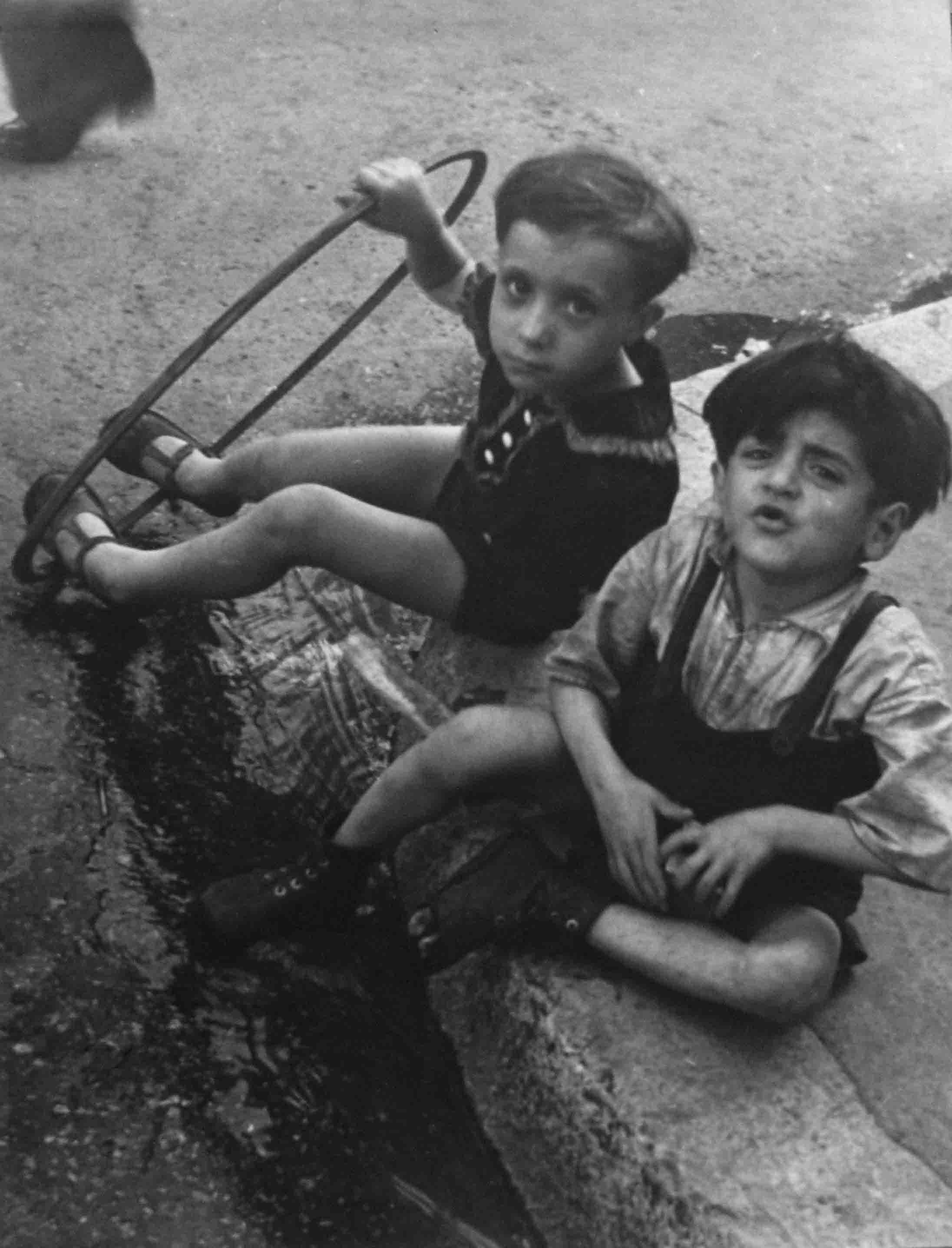 Niños con aro. Francia, 1938<br/>Gelatina de plata / Silver gelatin print