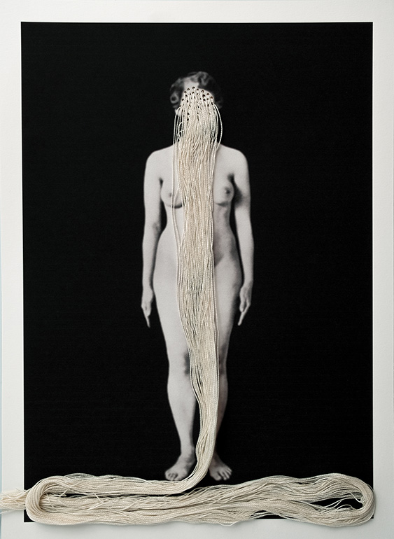 Cuerpos 16<br/>Caja de madera, fotografía impresa sobre
papel Canson edition blanco natural 250gr. e hilo.
27 ́5 x 38 cm