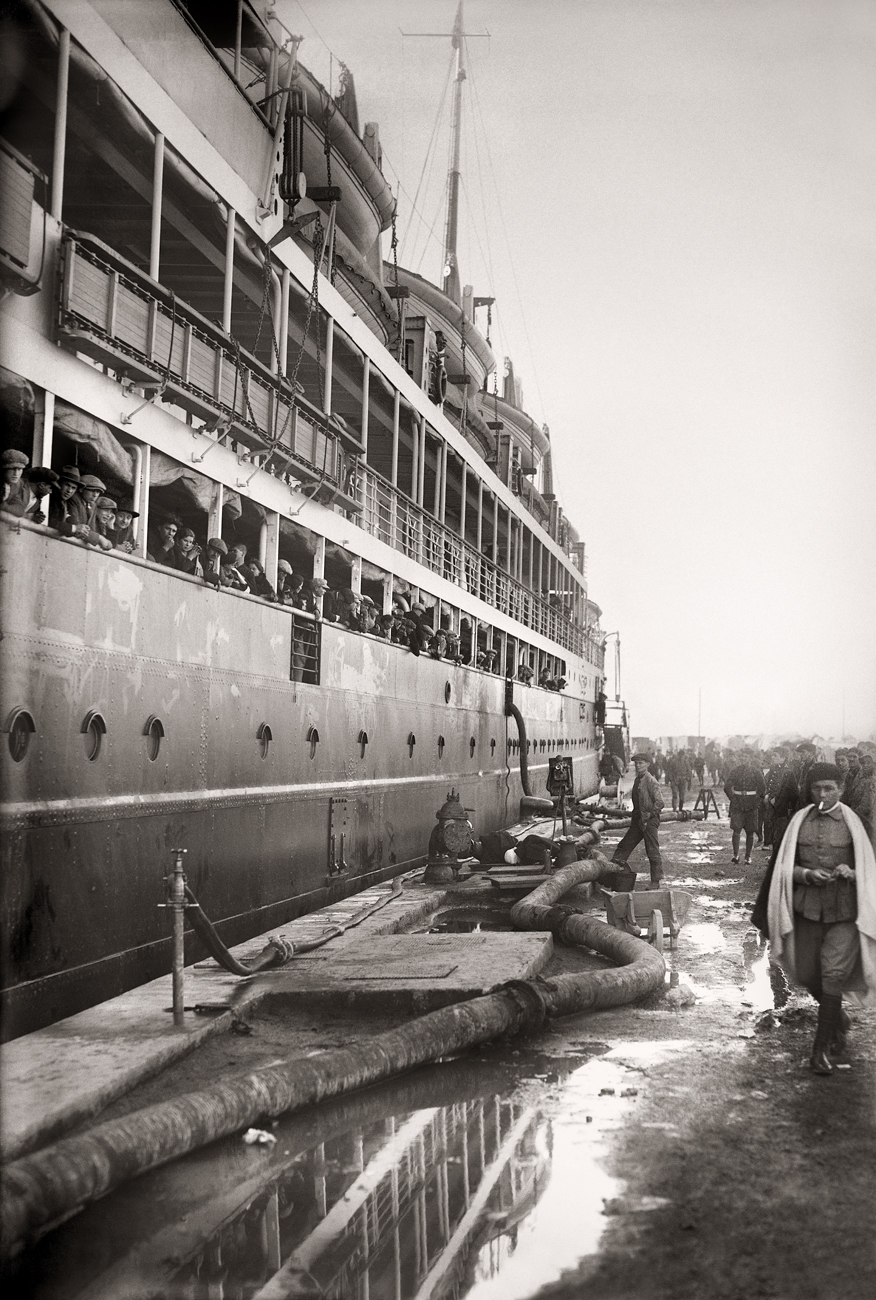 Transatlántico atracado en el Muelle España. Puerto de Ceuta, 1925<br/>Gelatina de plata / Silver gelatin