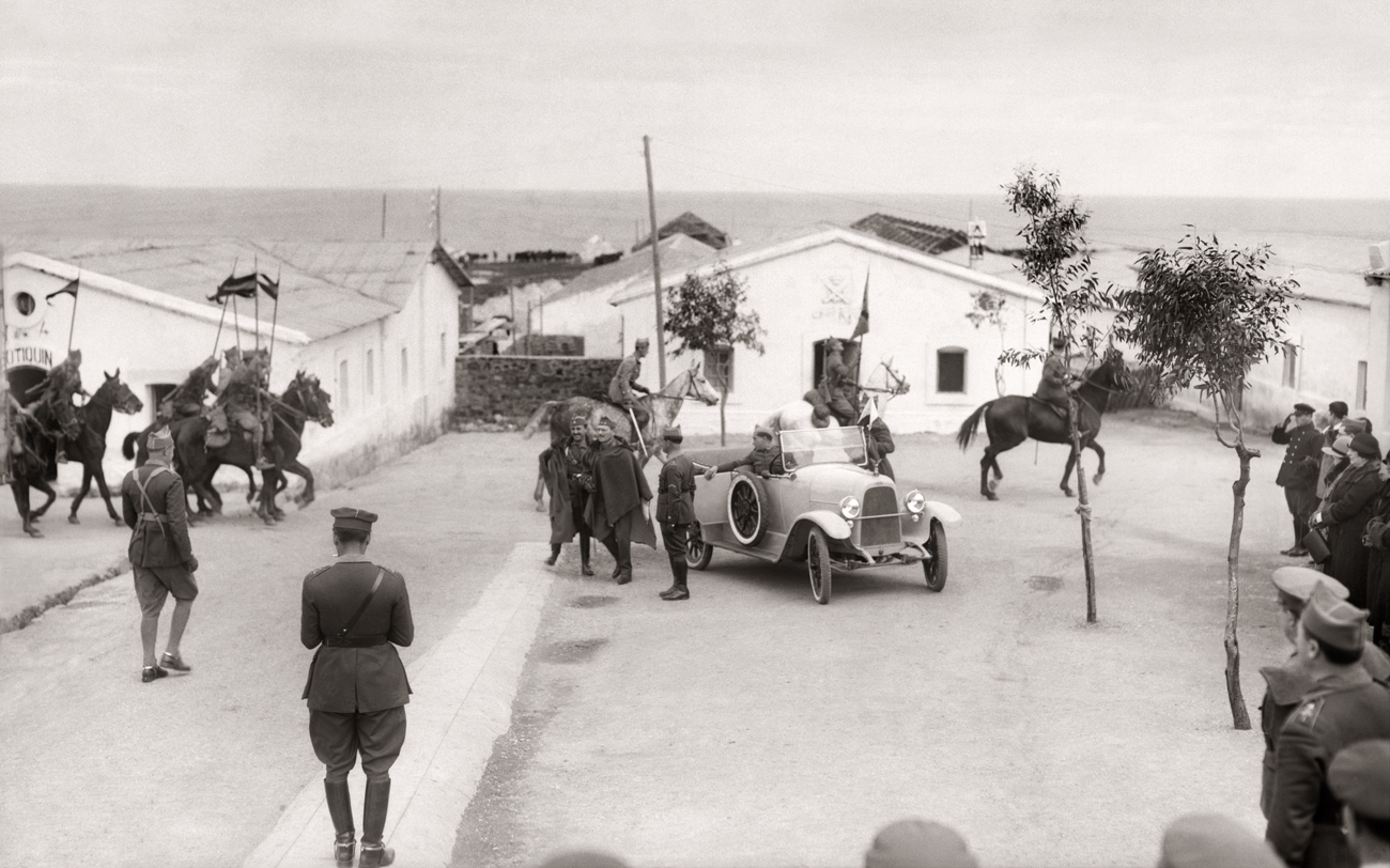 Llegada de Franco y Millán Astray al cuartel de la Legión en Dar Riffien, 1926<br/>Gelatina de plata / Silver gelatin
