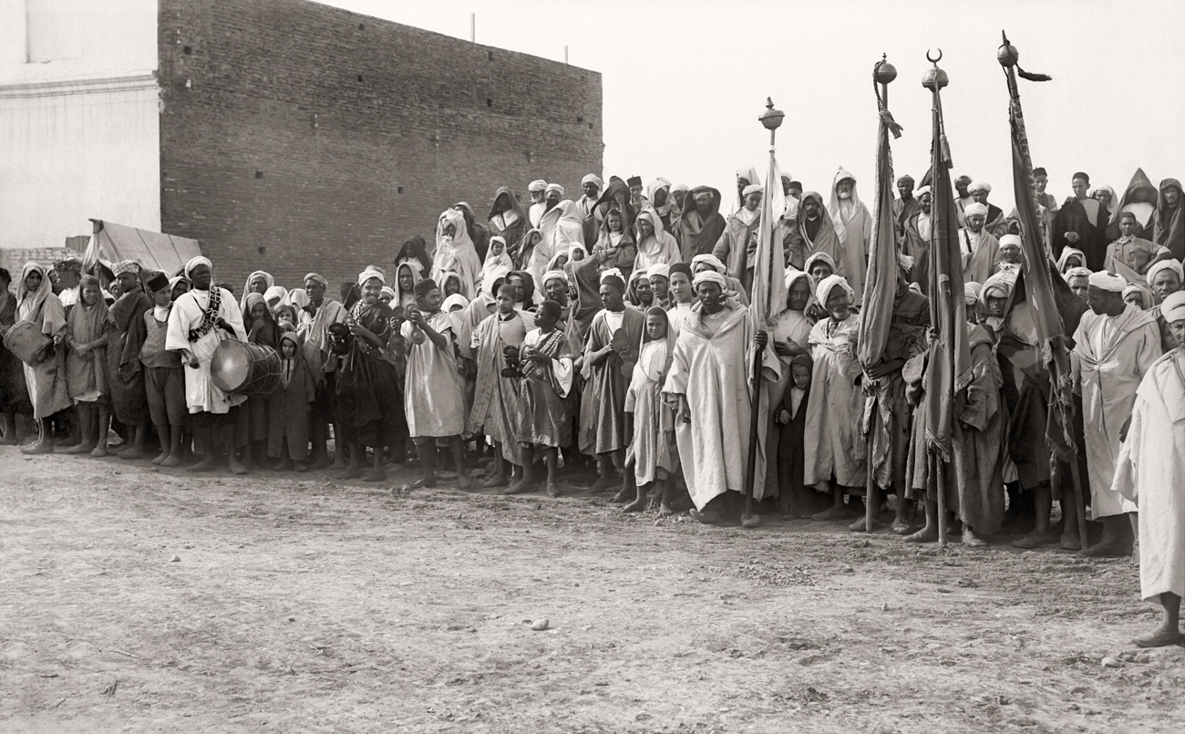 Bartolome Ros. Miembros de las cofradías musulmanas de tetuán esperando el paso de la Reina de Rumanía, 1929.<br/>Gelatina de plata / Silver gelatin