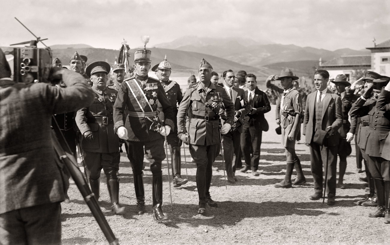 El rey Alfonso XIII, con los generales Sanjurjo, Berenguer, FRanco y Millán Astray, en el campamento de Dar Riffien, 1928<br/>Gelatina de plata / Silver gelatin