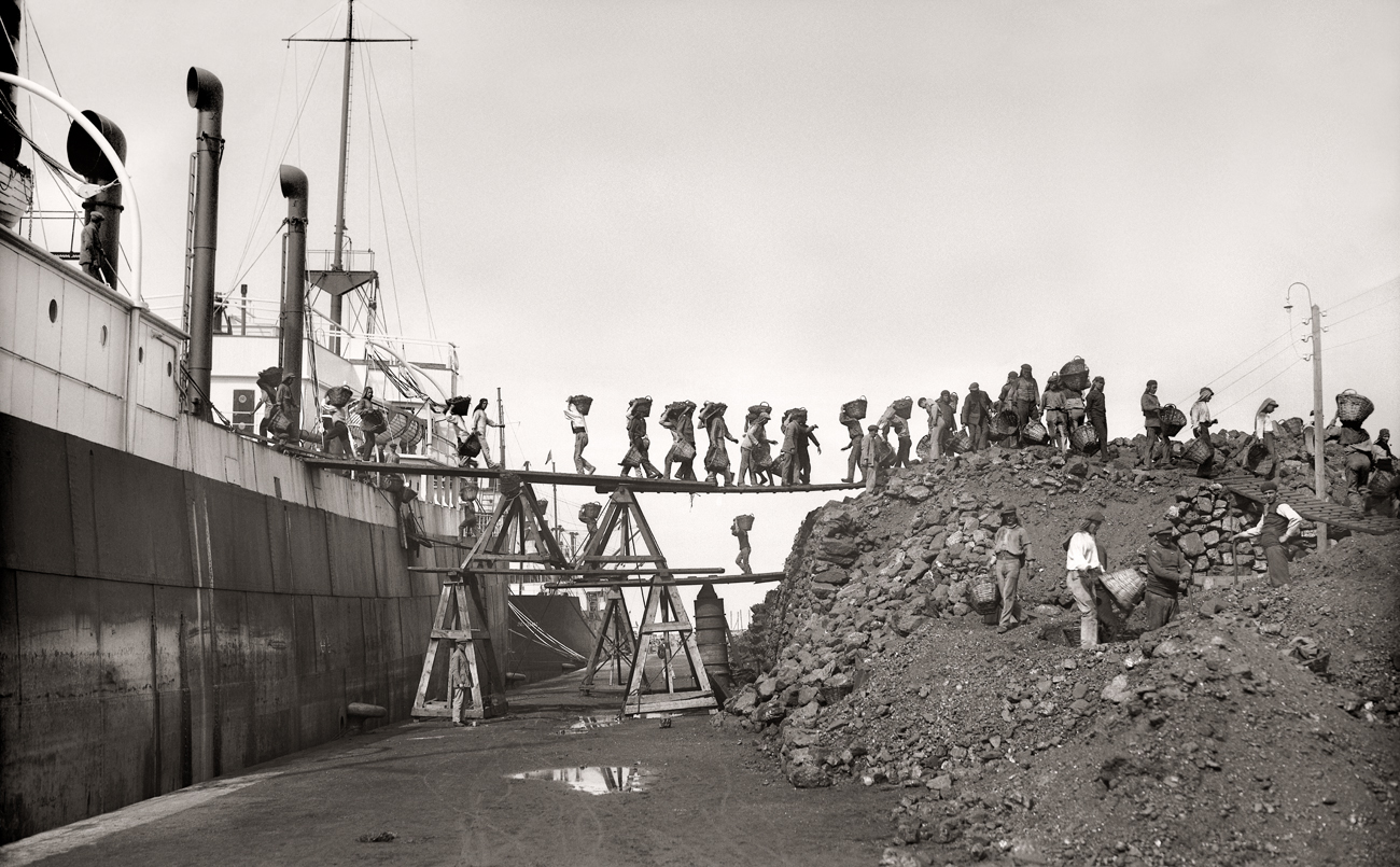 Los cargadores de carbón. Puerto de Ceuta, 1928<br/>Gelatina de plata / Silver gelatin