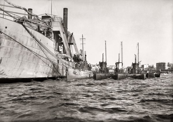 Submarinos abarloados a un uque de guerra durante la concentración de la armada hispano-francesa para el desembarco de Alhucemas, 1925<br/>Gelatina de plata / Silver gelatin