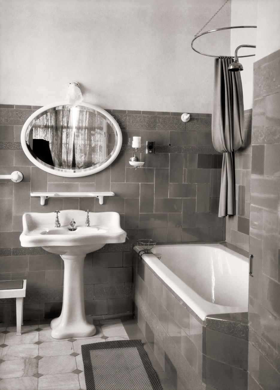 Cuarto de baño del Pabellón Otero. Residencia destinada al Alto Comisario. Ceuta, 1929<br/>Gelatina de plata / Silver gelatin