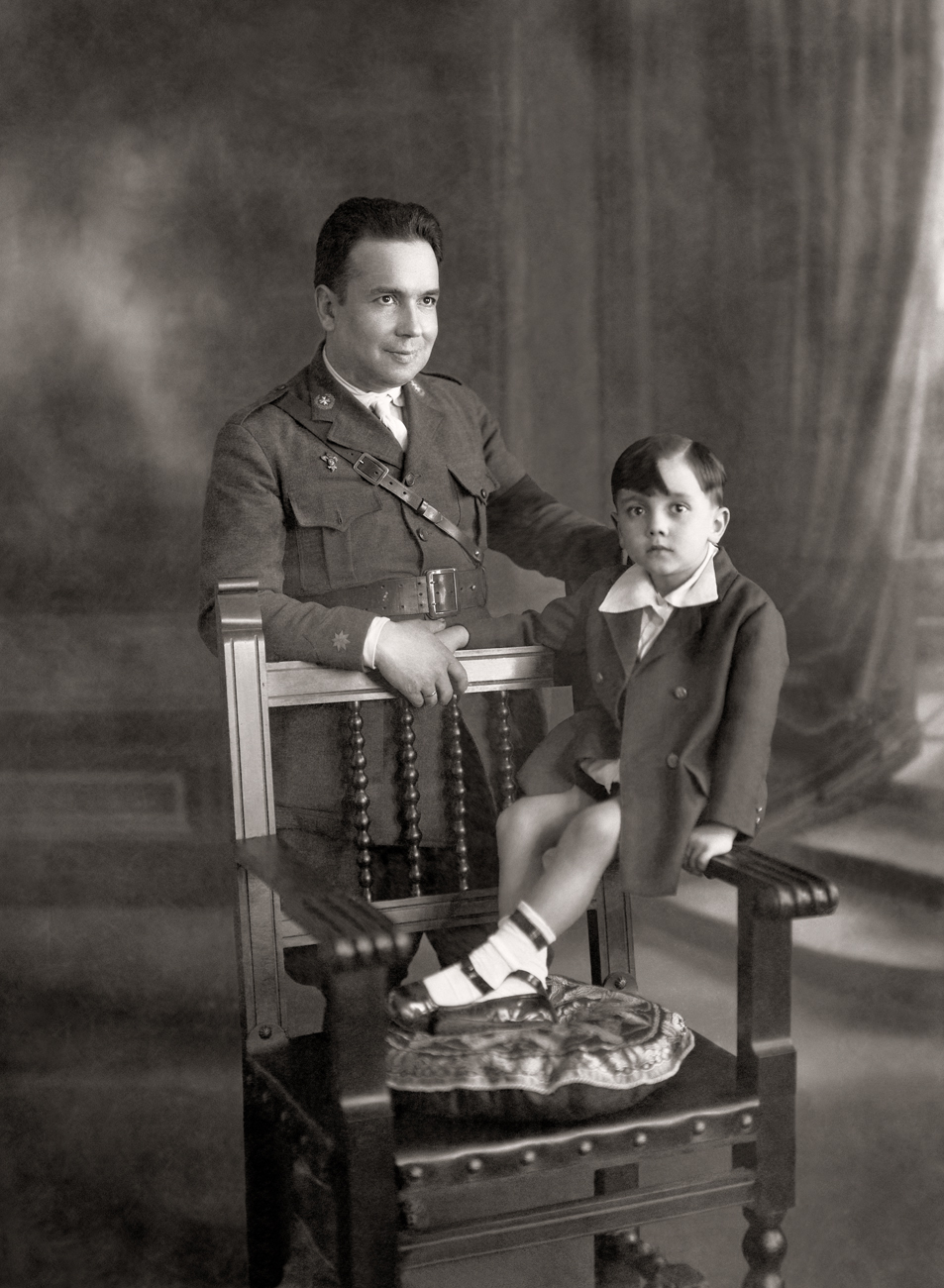 El Comandante Médico D. Enrique Ostalé González con su hijo, 1926<br/>Gelatina de plata / Silver gelatin