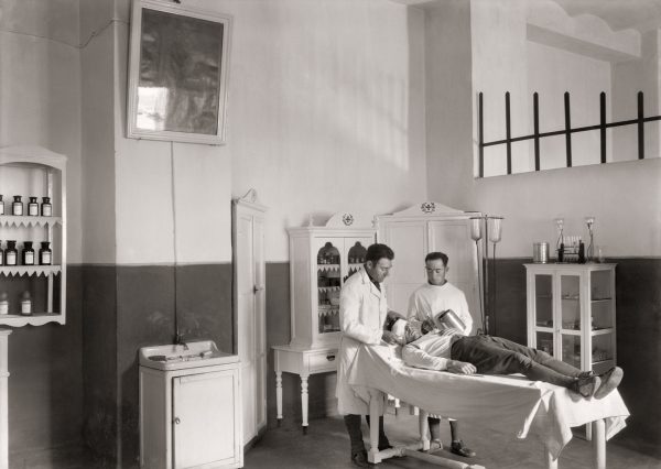 Sala del Hospital Militar de Ceuta, 1928<br/>Gelatina de plata / Silver gelatin