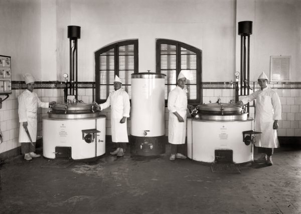 Cocinas del Cuartel de Regulares González Tablas de Ceuta, 1929.<br/>Gelatina de plata / Silver gelatin