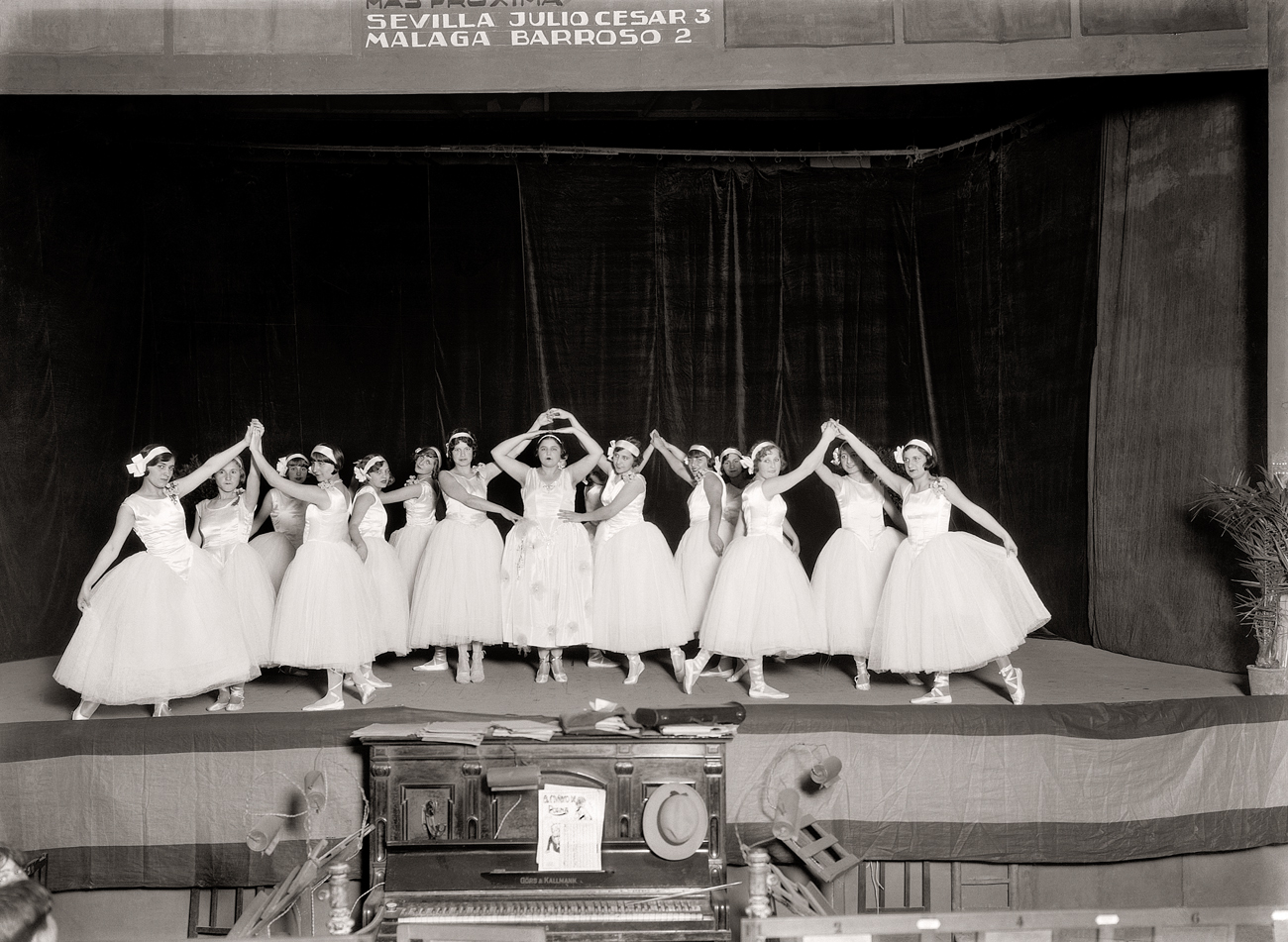 Grupo de baile en el Teatro Cervantes, Ceuta.<br/>Gelatina de plata / Silver gelatin