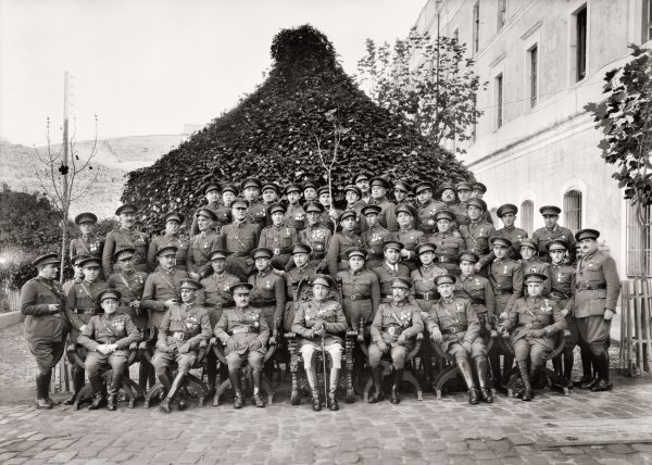 La oficialidad del Regimiento de Infantería de Ceuta, entonces nº60, delante del Cuartel de la Reina. Ceuta, 1924.<br/>Gelatina de plata / Silver gelatin