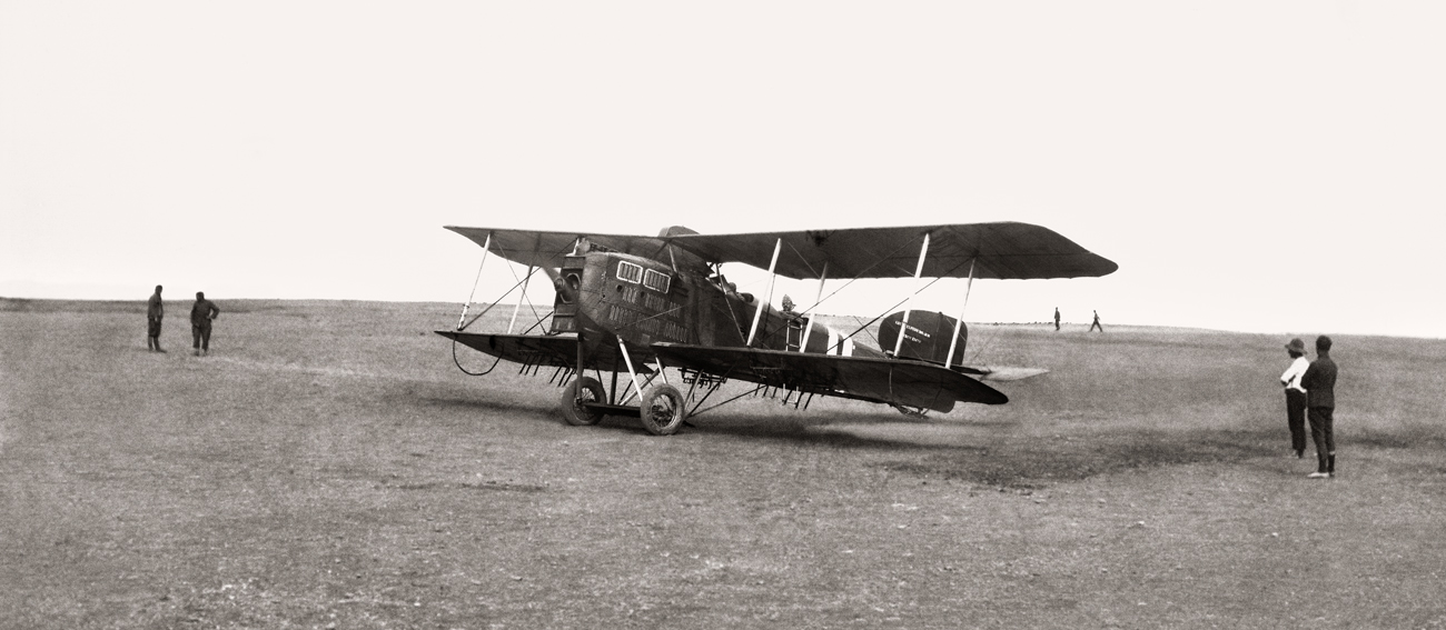 Un aeroplano en el aeródromo de Sania Ramel. Tetuán.<br/>Gelatina de plata / Silver gelatin