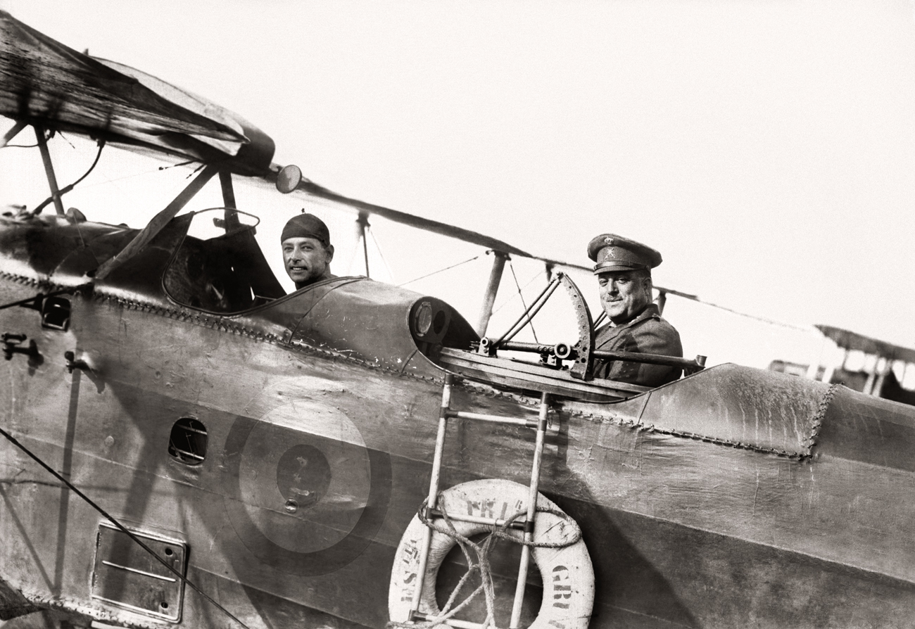 Julián Serrano Orive a punto de salir en vuelo de reconocimiento a bordo de un hidroavión, 1924<br/>Gelatina de plata / Silver gelatin