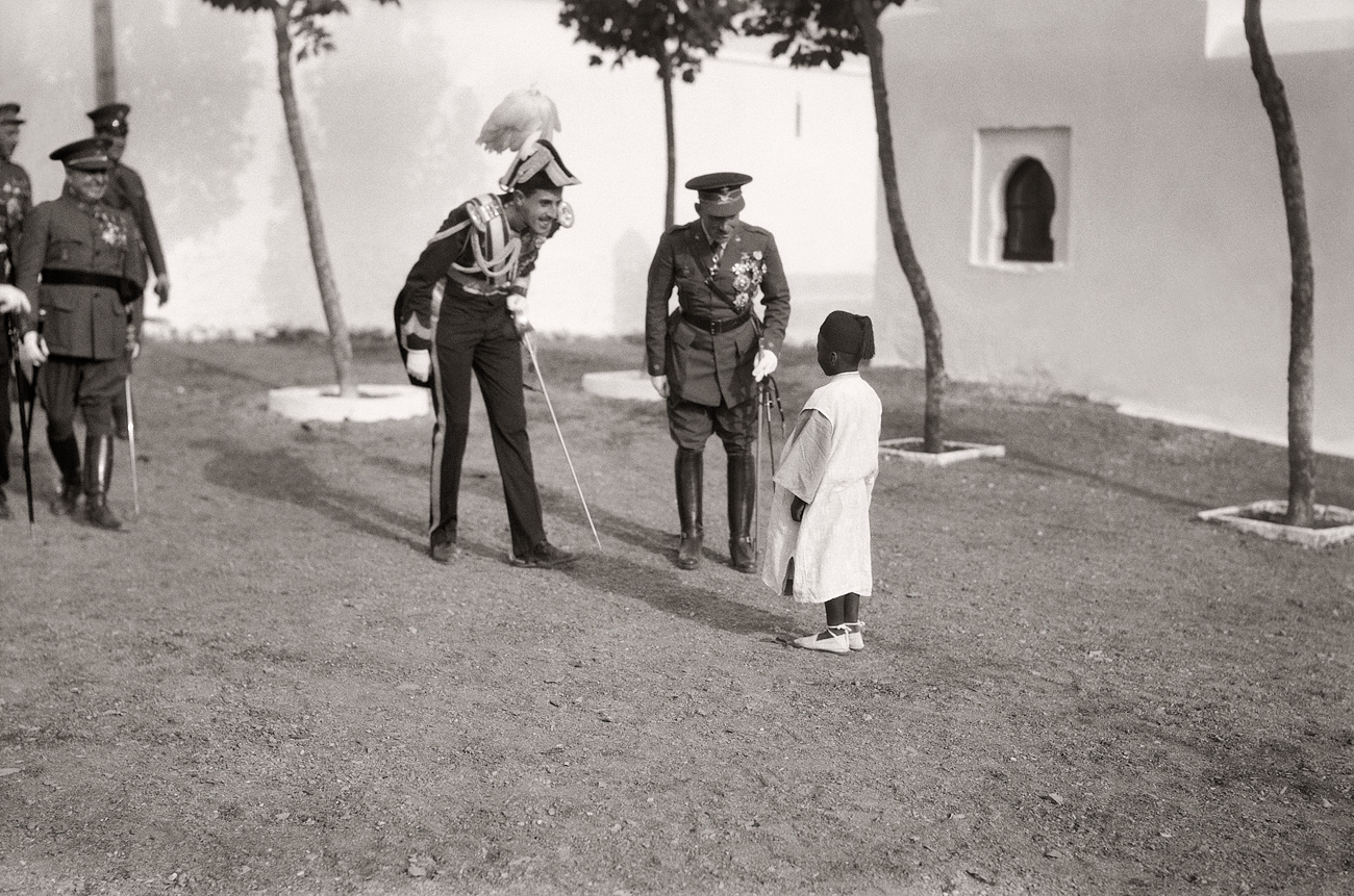 Don Jaime de Brobón saludando a un niño marroquí. Tetuán, 1930.<br/>Gelatina de plata / Silver gelatin
