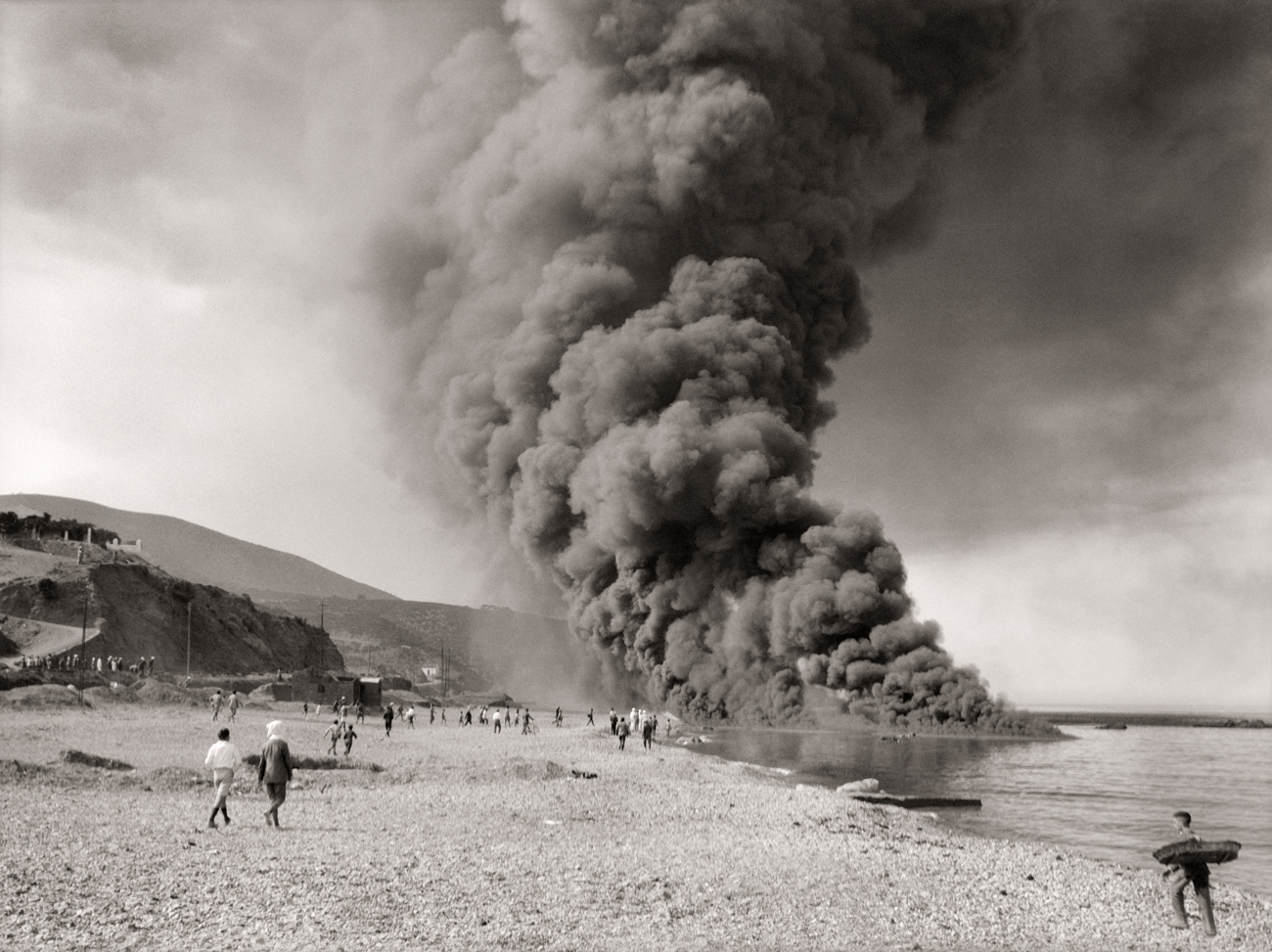 Bartolome Ros. Incendio de una carga de fuel en la playa de Calamocarro, Ceuta.<br/>Gelatina de plata / Silver gelatin