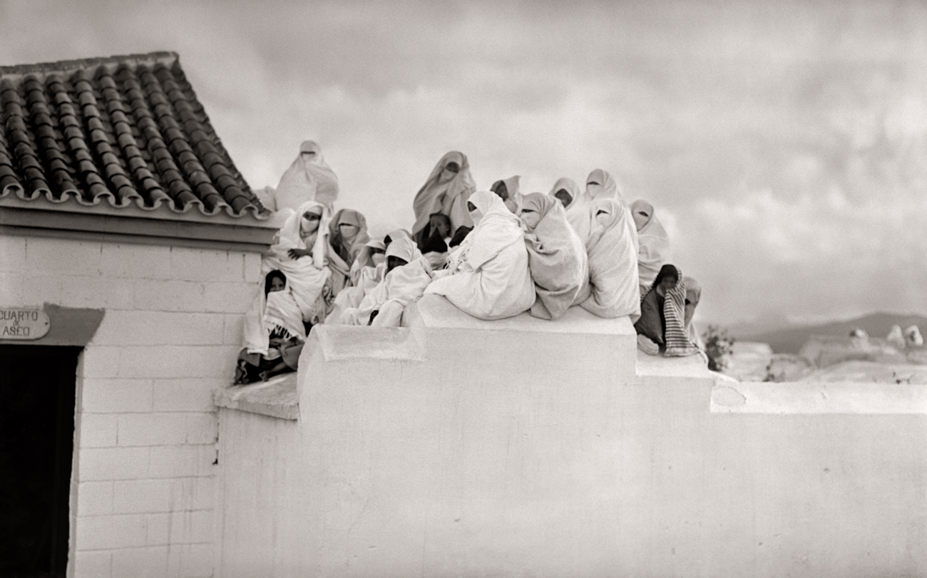 Grupo musulmanas viendo comitiva Reina María de Rumanía, ca. 1929<br/>Gelatina de plata / Silver gelatin
