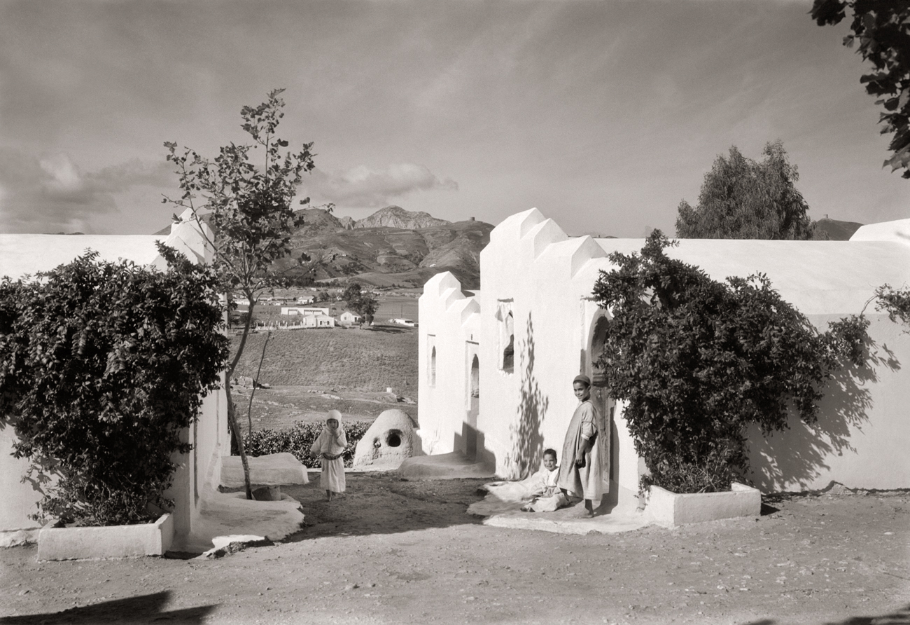 Pabellones para marroquíes del Cuartel de Reguladores González Tablas. Ceuta, 1929.<br/>Gelatina de plata / Silver gelatin