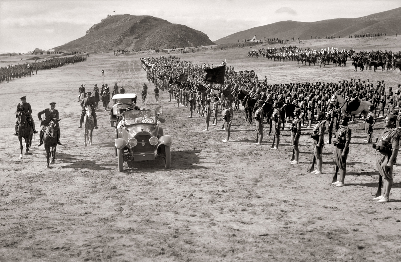 El Mariscal D'esperey pasando revista a la tropas legionarios en Villasanjurjo, 1928.<br/>Gelatina de plata / Silver gelatin