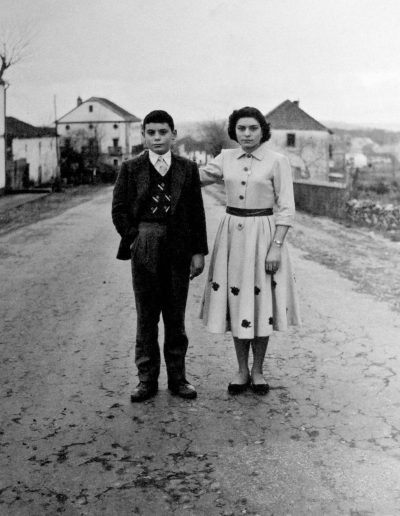 Mari Nieves y su hermano, 1958<br/>Gelatina bromuro de plata virado al selenio sobre papel baritado