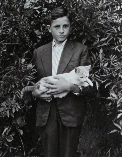 Niño con gato, 1958<br/>Gelatina bromuro de plata virado al selenio sobre papel baritado / Silver gelatin on baryta paper