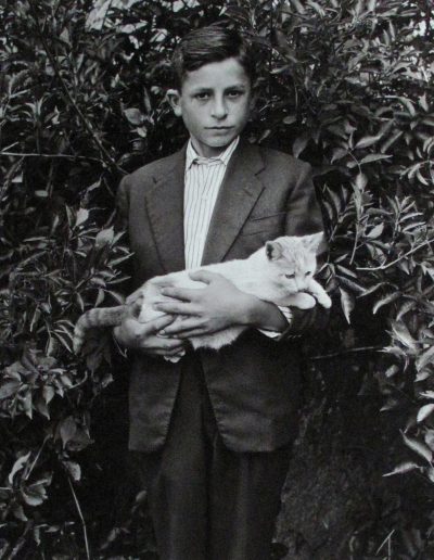 Niño con gato, 1958<br/>Gelatina bromuro de plata virado al selenio sobre papel baritado