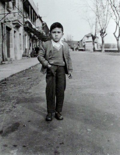 Niño en la carretera, Cerdero, 1958<br/>Gelatina bromuro de plata virado al selenio sobre papel baritado