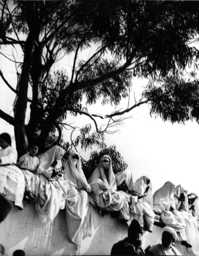 Nicolás Muller. Mujeres sobre muro. Tánger, 1942<br/>Gelatina de plata