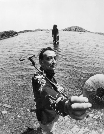 Oriol Maspons. Dalí en la playa de Portlligat, Cadaqués, 1966<br/>Gelatina de plata / Silver gelatin