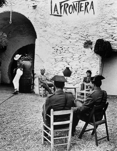 Oriol Maspons. Guardia Civil en Cadaqués, 1962<br/>Gelatina de plata / Silver gelatin