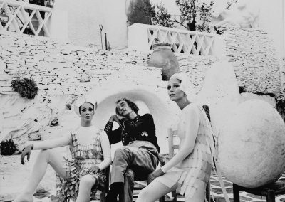 Oriol Maspons. Salvador Dalí y los ángeles vestidos por Paco Rabanne, 1966<br/>Gelatina de plata / Silver gelatin