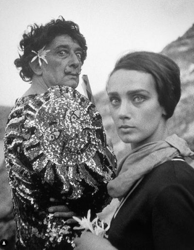 Dalí vestido de Clown con la  modelo Gueri. Portlligat, Girona,  1964<br/>Gelatina de plata sobre papel baritado con baño de selenio