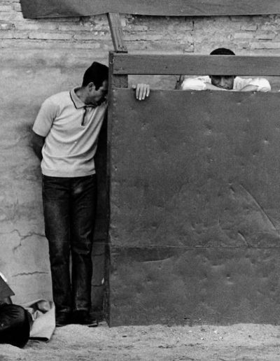 Luis Miguel Dominguín, en la plaza  de toros de su finca Villa Paz.  Saelices, Cuenca, 1969<br/>Gelatina de plata sobre papel baritado con baño de selenio