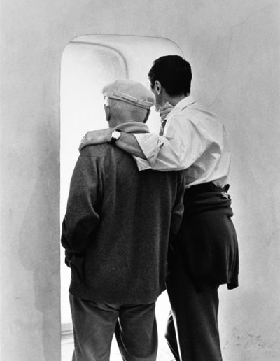 3. Picasso y Luis Miguel Dominguín mirando por una de las ventanas del Museo de Antibes<br/>Gelatina de plata virada al selenio / Selenium toned gelatin silver print