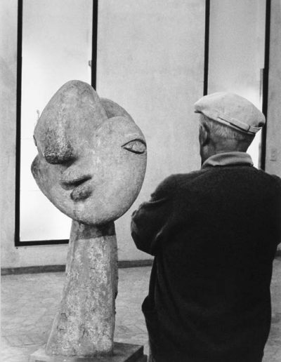 6. Picasso observa en una de las salas del Museo de Antibes su pieza<br/>Gelatina de plata virada al selenio / Selenium toned gelatin silver print