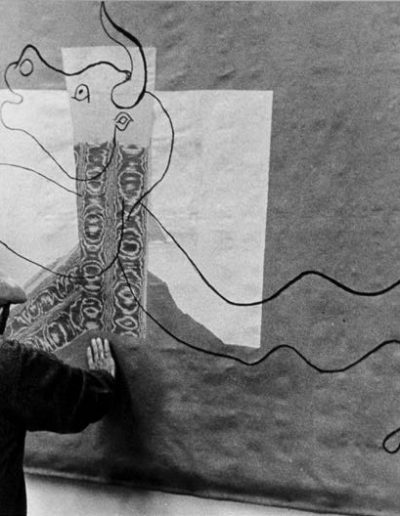 7. Picasso estudia uno de los detalles de su tapiz El Minotauro<br/>Gelatina de plata virada al selenio / Selenium toned gelatin silver print