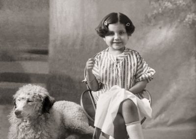 Isabel Ros, hna. del fotógrafo, con el perro Borracho, 1920.<br/>Gelatina de plata con tratamiento de archivo