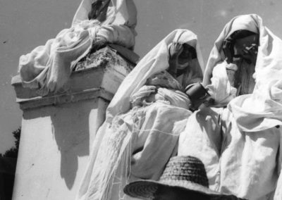 Mujeres y hombre con sombrero. Marruecos, 1942<br/>Gelatina de plata sobre papel brillo realizada por el autor